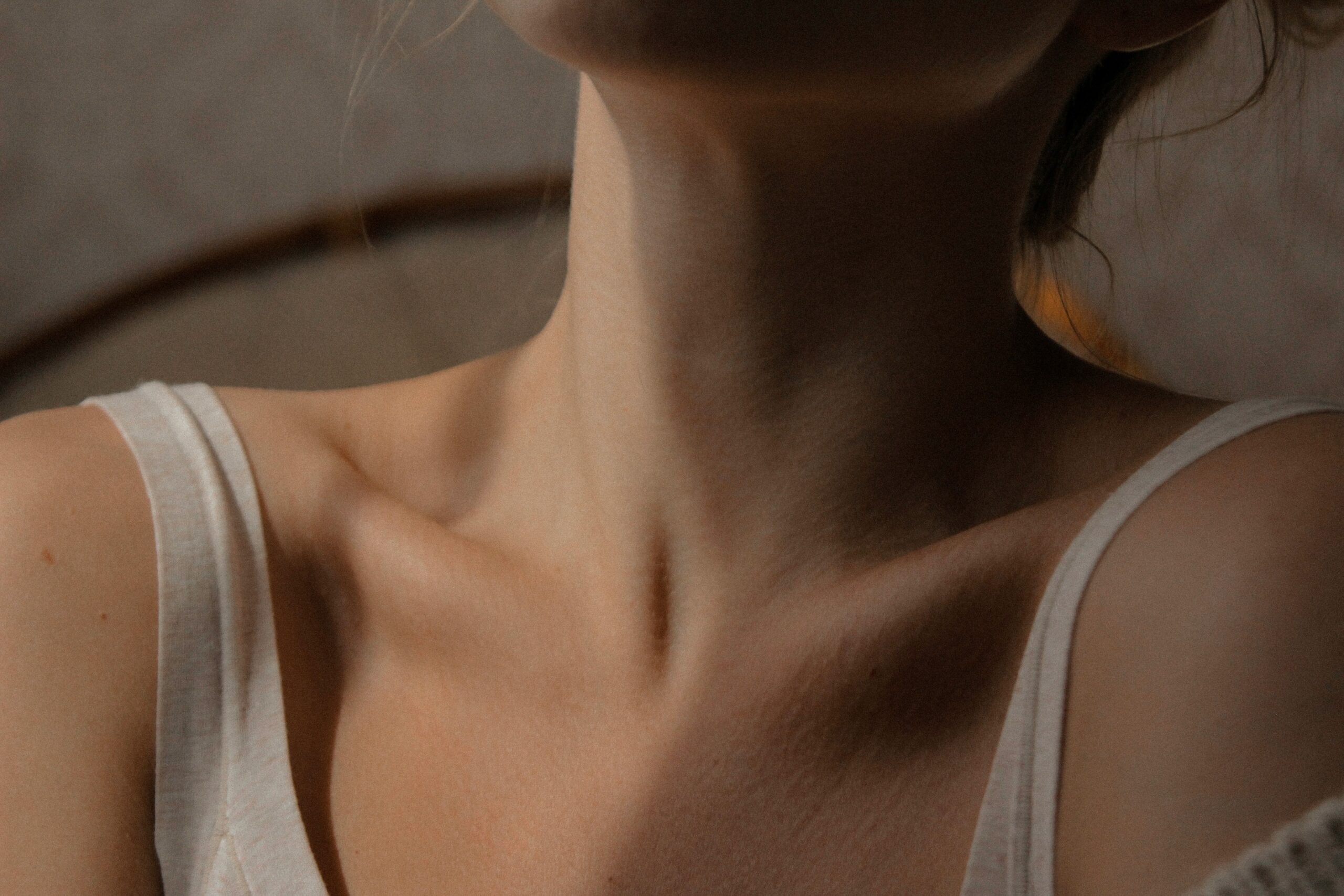 toucher l'épaule d'une femme signification