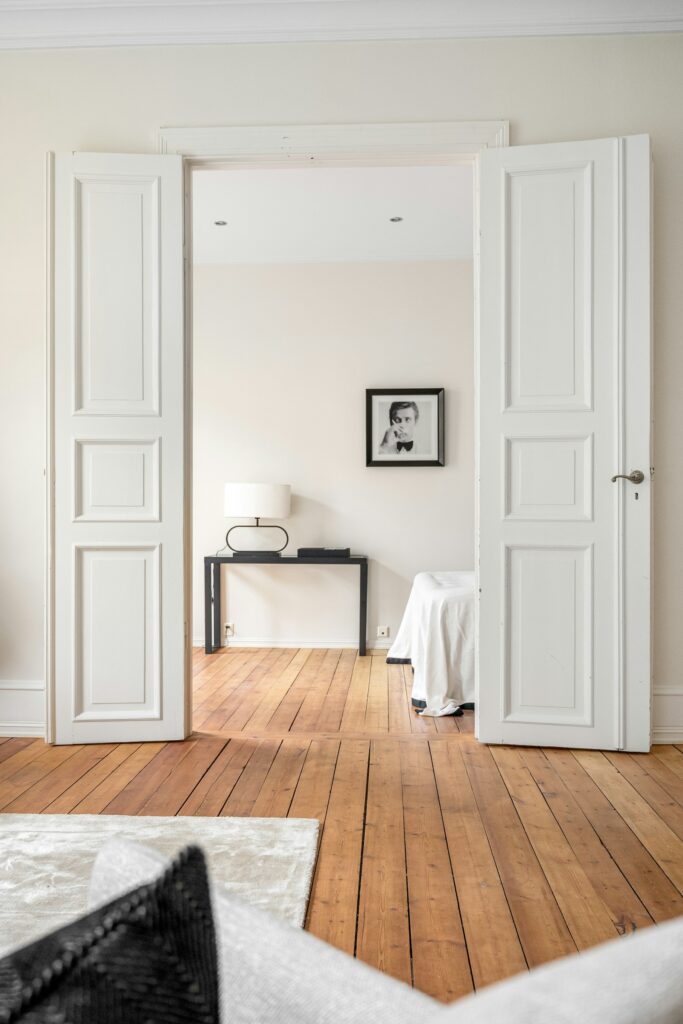 couleur plinthe dans un intérieur clair