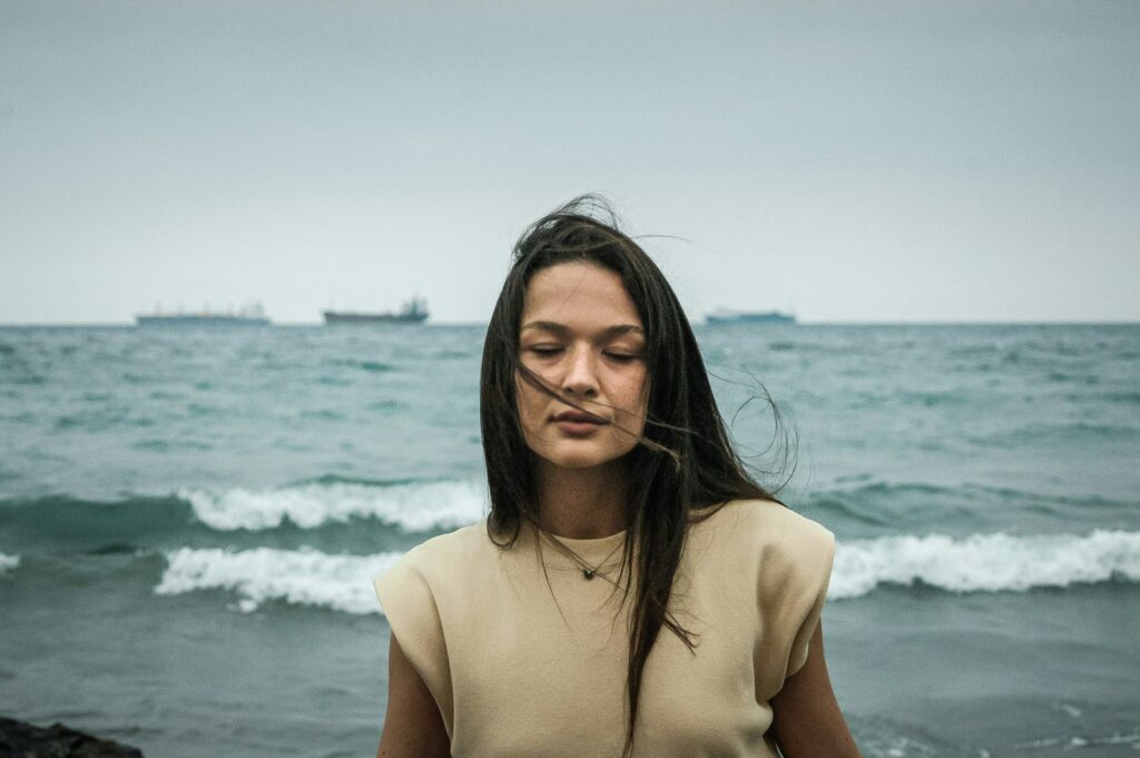 Oreille droite qui siffle signification, femme yeux fermes au bord de la mer