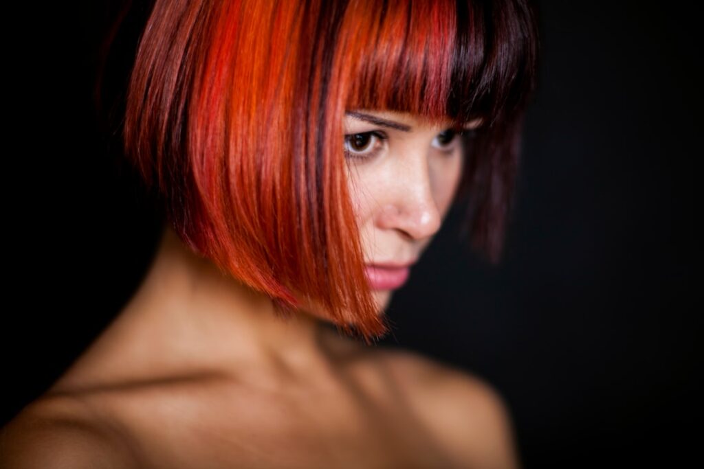 reflet rouge sur cheveux noir