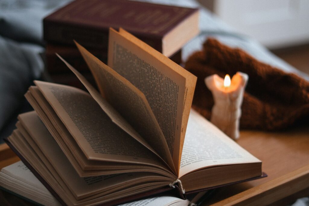 les 4 accords tolteques danger : livre ouvert et bougie