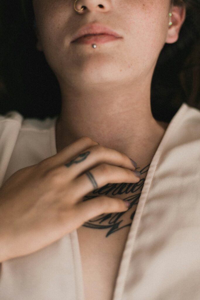 voix cassee signification spirituelle : femme main sur la gorge