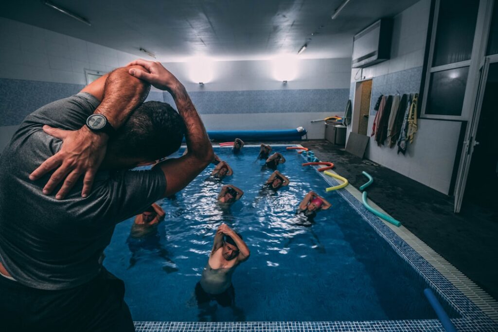 Femme pédalant sur un vélo d'aquabiking en piscine, illustration du résultat avant après
