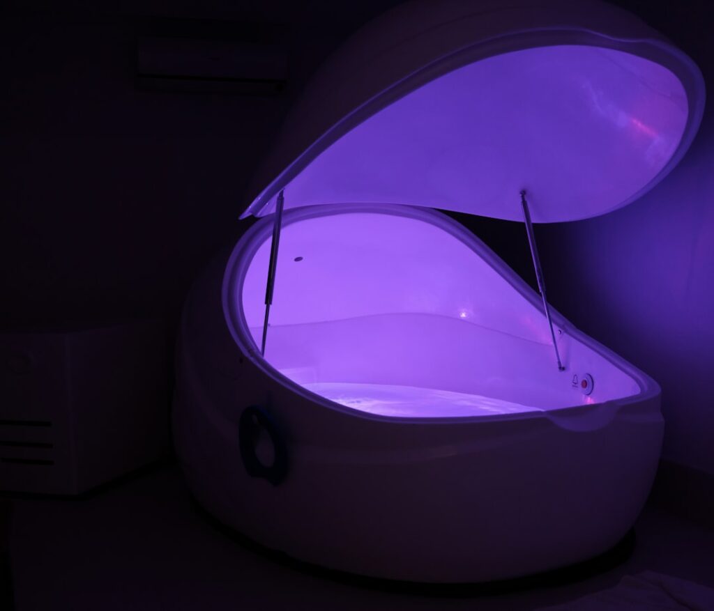 Séance de soin bien-être par la lumière évoquant la luxopuncture