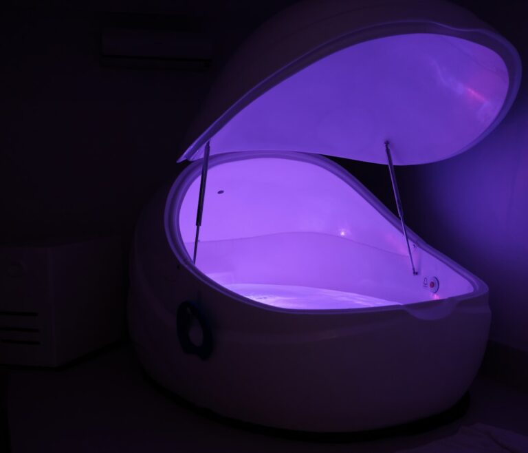 Séance de soin bien-être par la lumière évoquant la luxopuncture