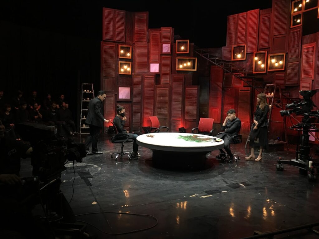 Plateau de tournage d'une émission de télé-réalité avec projecteurs