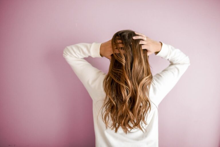 Bol de coloration cheveux déjà mélangée avec pinceau, prête à appliquer