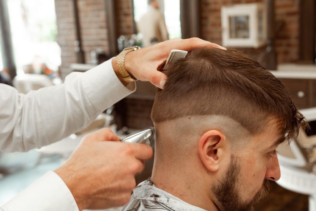 Homme portant une coupe french crop avec frange courte et côtés dégradés