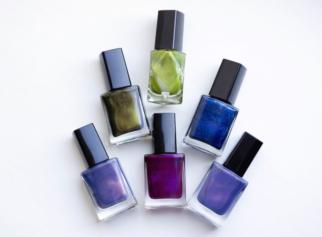 Flacons de vernis à ongles colorés alignés, prêts à être dilués