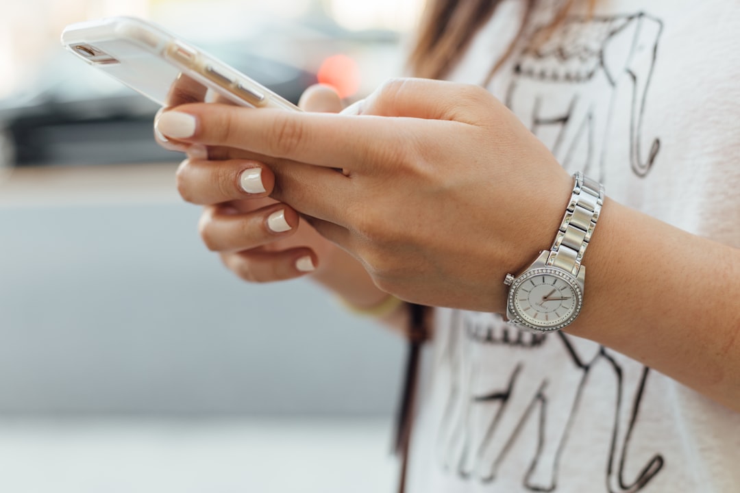 Femme pensive regardant son téléphone parce qu'il l'évite après l'avoir séduite