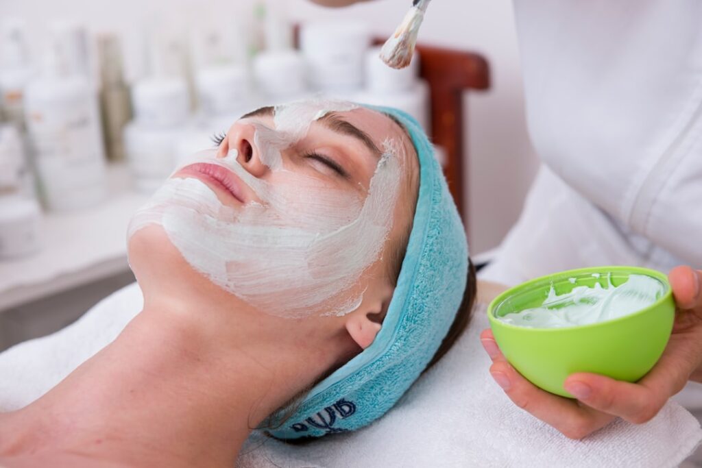Femme recevant un soin du visage lifting coréen fil de soie en institut