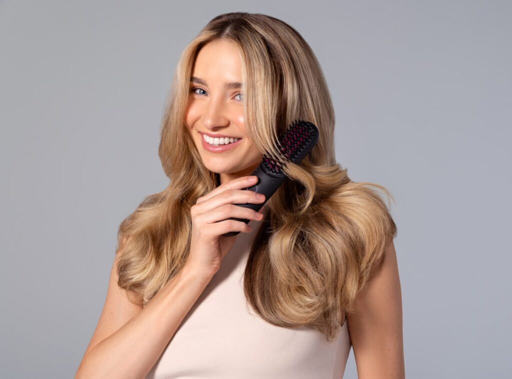Brosse à cheveux avec une poignée de cheveux perdus par une fille