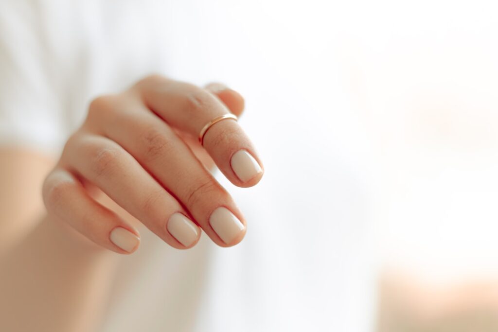 Main avec une matrice d'ongle détruite en cours de repousse après traumatisme