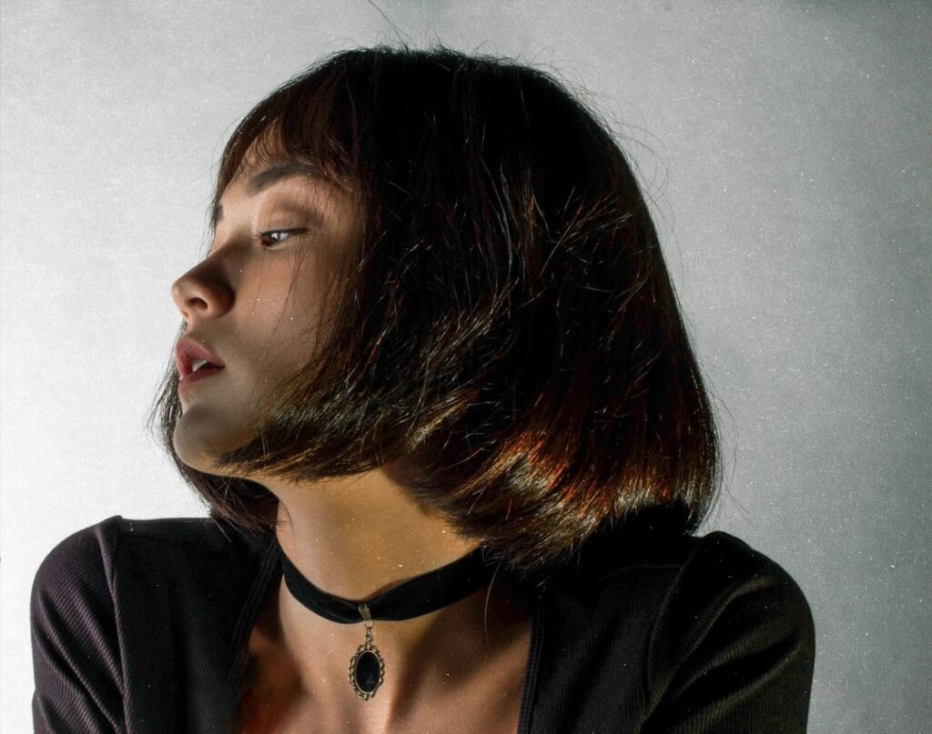 Femme portant une coupe mullet femme moderne, courte devant et longue dans la nuque
