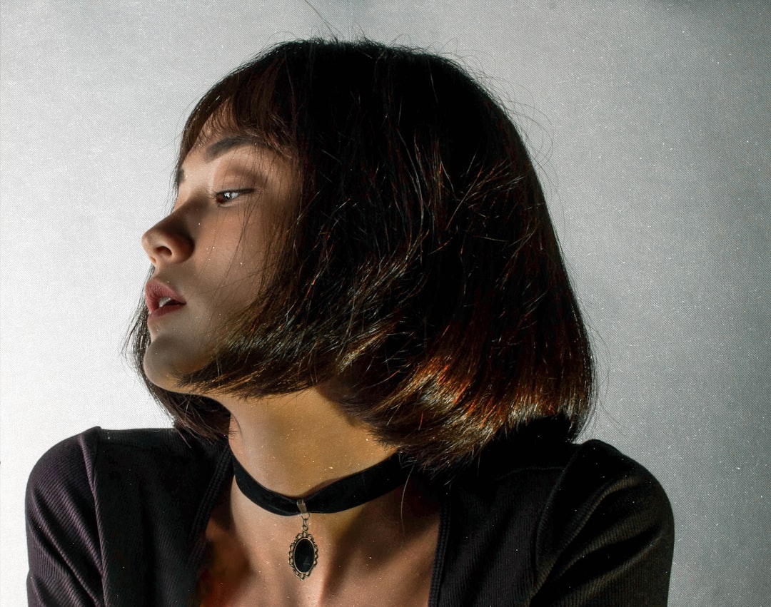 Femme portant une coupe mullet femme moderne, courte devant et longue dans la nuque