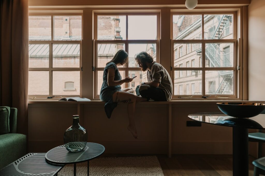Couple en pleine conversation à la maison, illustrant pourquoi sa famille passe avant moi