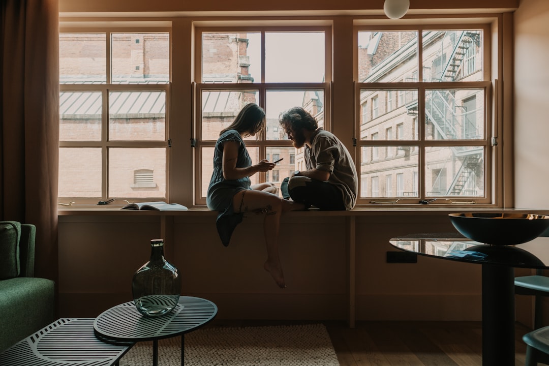 Couple en pleine conversation à la maison, illustrant pourquoi sa famille passe avant moi