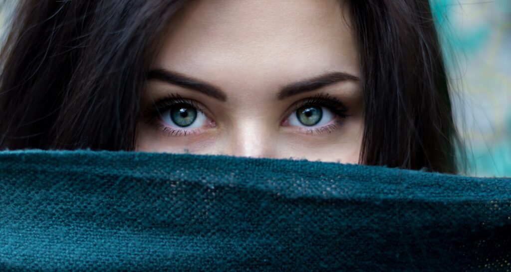 Gros plan sur des yeux et paupières reposés après une blépharoplastie