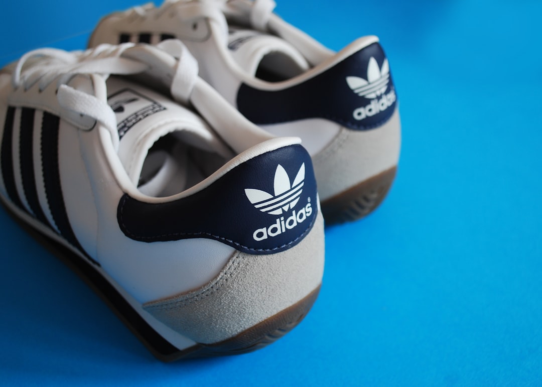 Deux paires de sneakers Adidas rétro côte à côte, pour choisir entre Samba ou Spezial