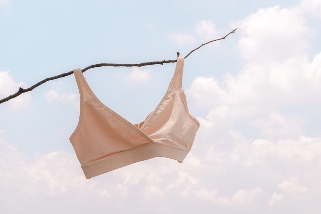 Soutiens-gorge en flatlay adaptés aux seins en poire