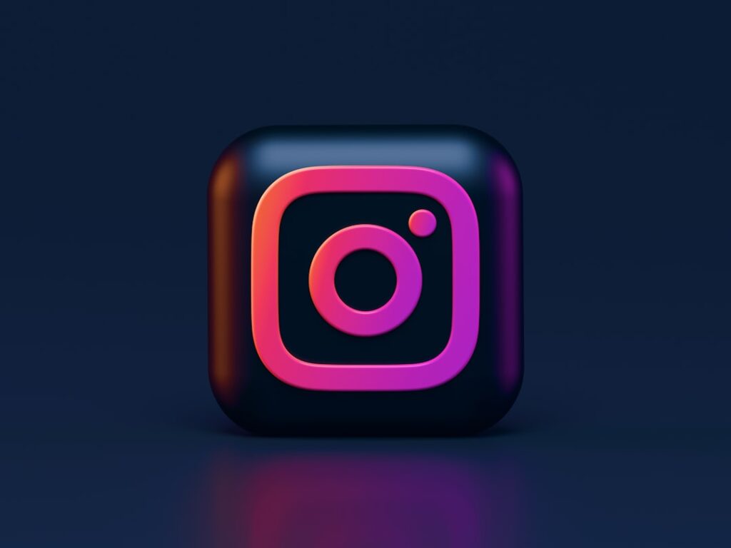 Smartphone affichant l'application Instagram tenu dans une main
